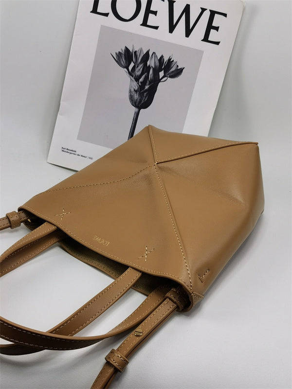 Ziva's Charm handbag – front view (16.5cm*9.5cm*20cm)