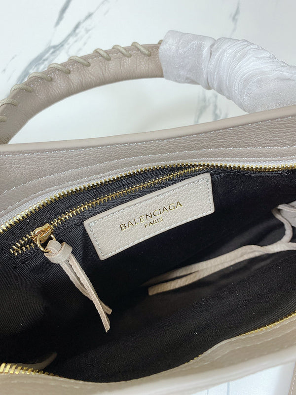 Zivas Charm Understated Luxury Fashion Handbag (Refined Modern Silhouette) – Close-Up Detail