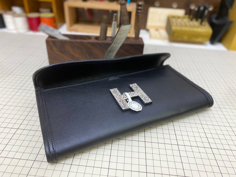 Fluid handbag styled for everyday wear