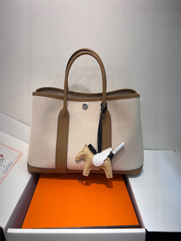  Essential structured bag front view