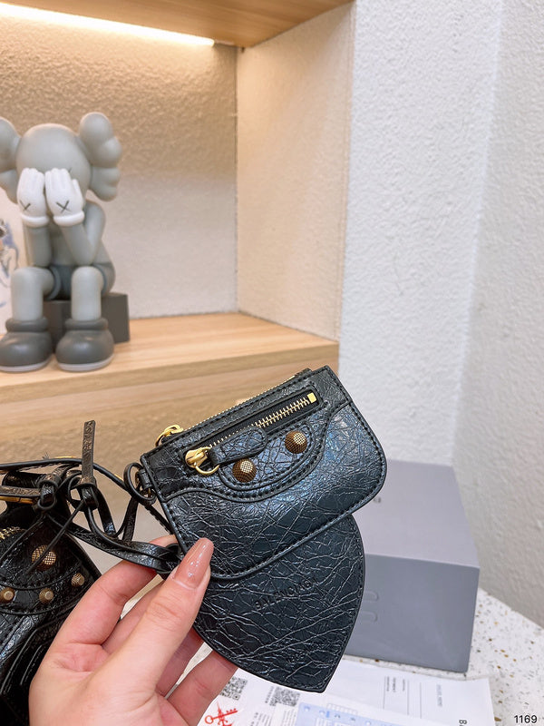 Ziva's Charm handbag – close-up view (one versatile size)