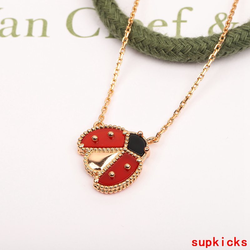 Side view of Van Cleef & Arpels unisex jewelry piece
