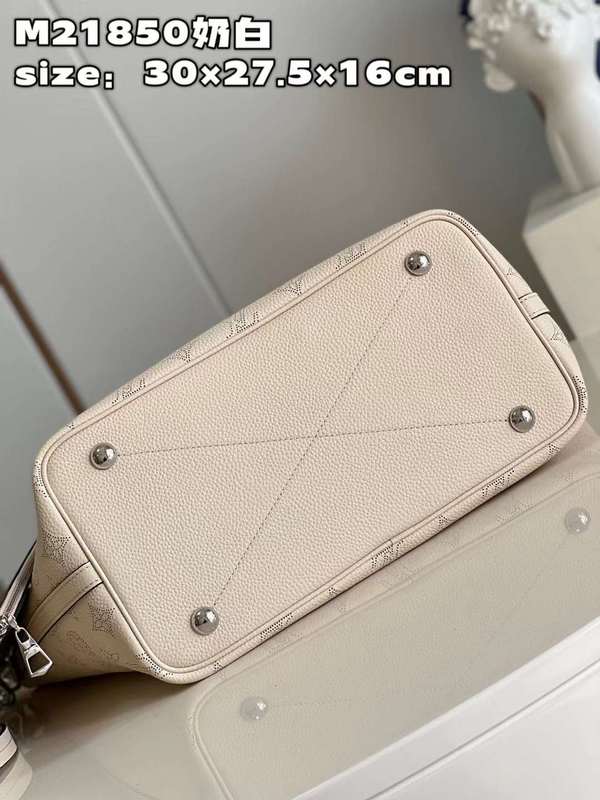 Handle and strap detail of chic premium women's handbag – women's premium purse