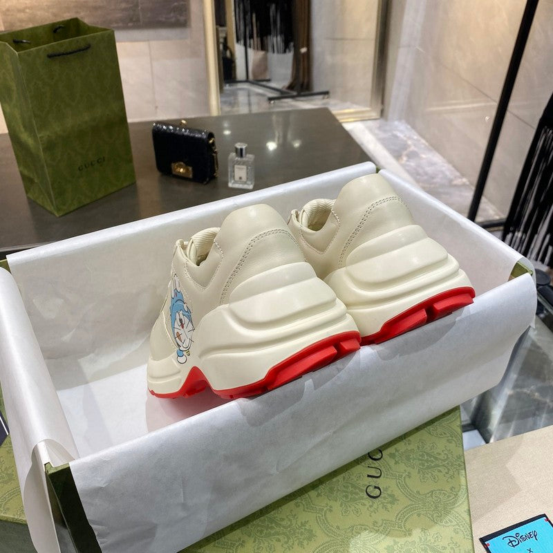 Gucci classic monochrome luxury sneakers view 8 retro runner design