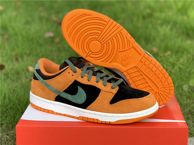 Nike Men's & Women's Premium Low-Top Trainers — Style 061 detail view