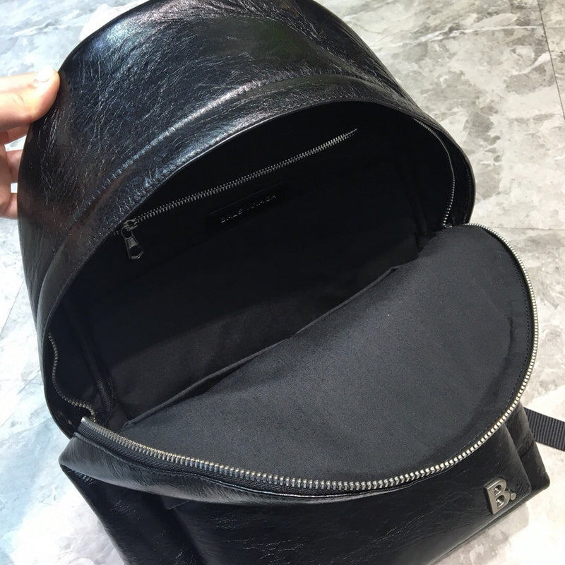 Sophisticated Vegan Leather Handbag - Understated Luxury Look | Women's Statement Accessory #162 - close-up detail shot (image 3) of designer-inspired handbag