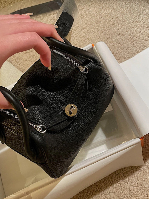  chic shopper bag styled with outfit