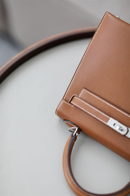  timeless shopper bag detail view showing craftsmanship 8