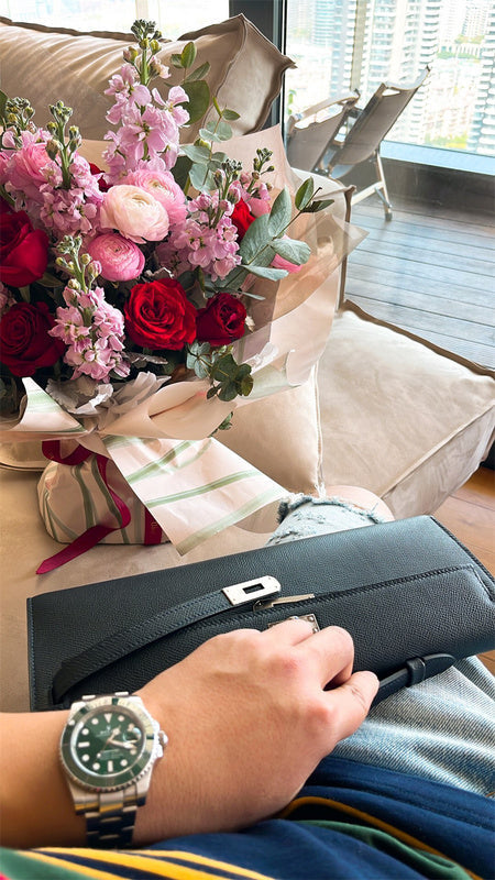  Elegant handbag carried on shoulder