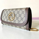 Handle and strap detail of classic chic women's handbag – women's everyday handbag