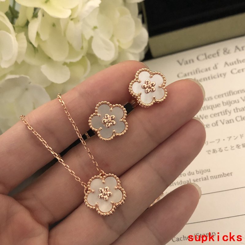 Front view of Van Cleef & Arpels unisex jewelry piece