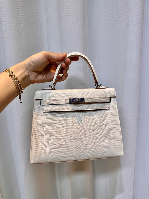  Minimalist everyday bag front view 7
