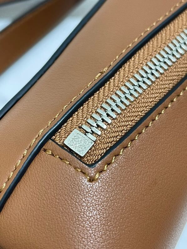Ziva's Charm handbag – product shot (12cm*6cm*20cm)