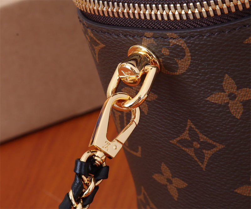  Signature everyday bag front view 7