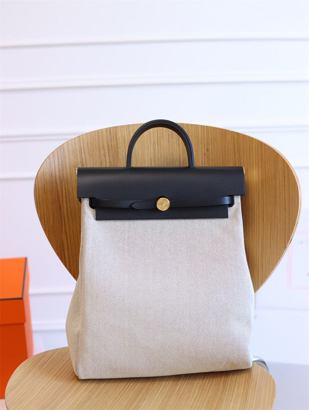  Classic crossbody bag front view