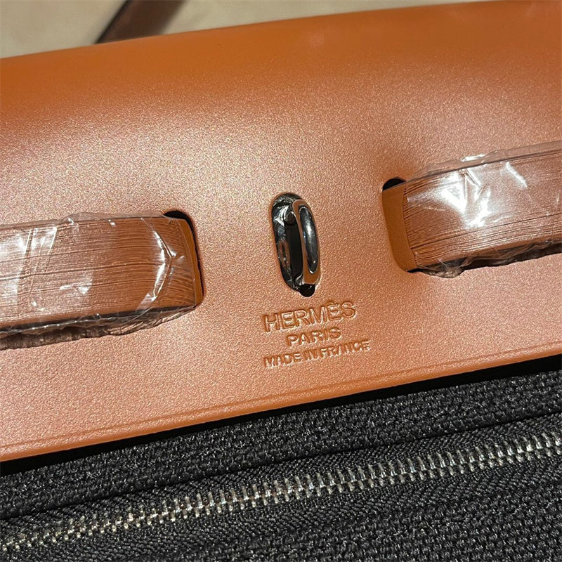  everyday bag interior and compartment view