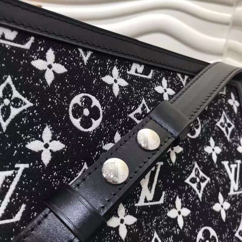 Handle and strap detail of everyday-luxe chic women's handbag – women's luxury accessory