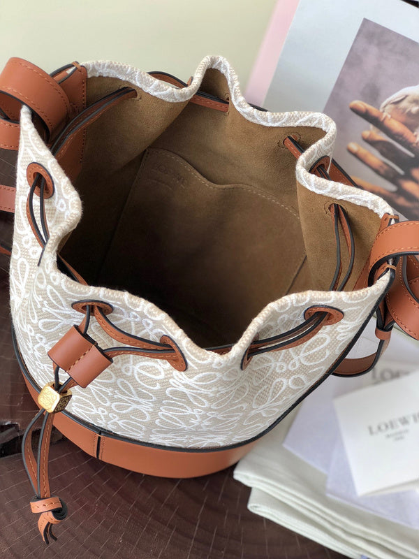 Ziva's Charm handbag – detail view (18cm*25cm*13.5cm)