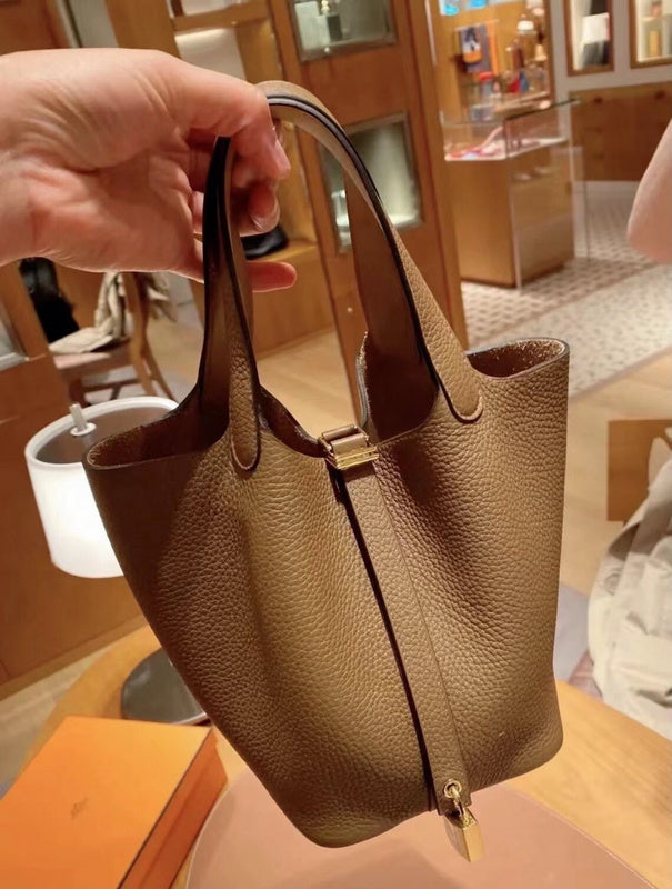 Streamlined handbag styled for everyday wear