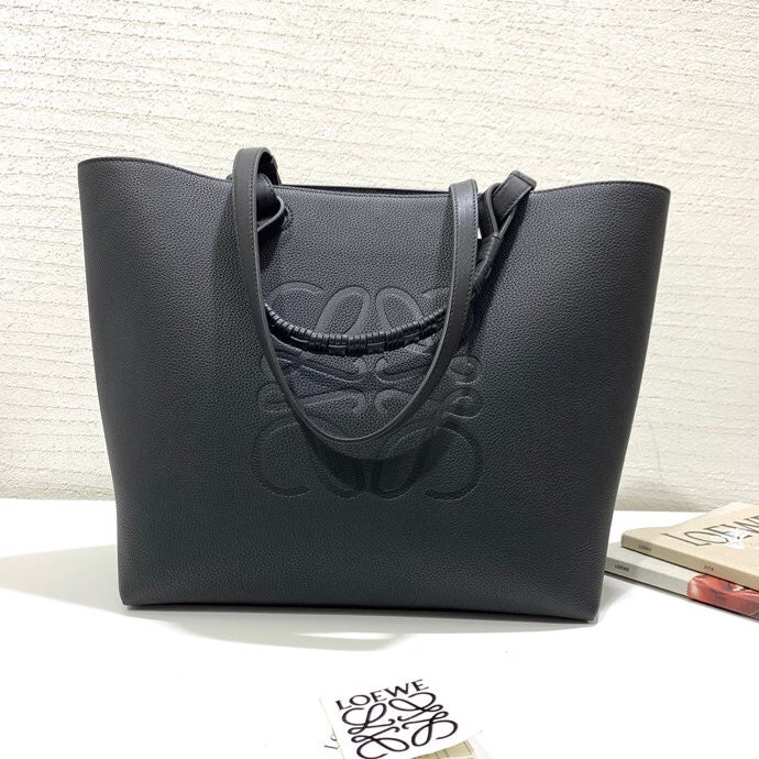 Ziva's Charm handbag – detail view (29cm*25cm*14cm)