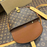 Effortless shopper bag carried on shoulder