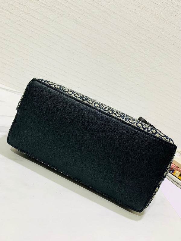 Ziva's Charm handbag – carry view (21cm*10cm*22cm)