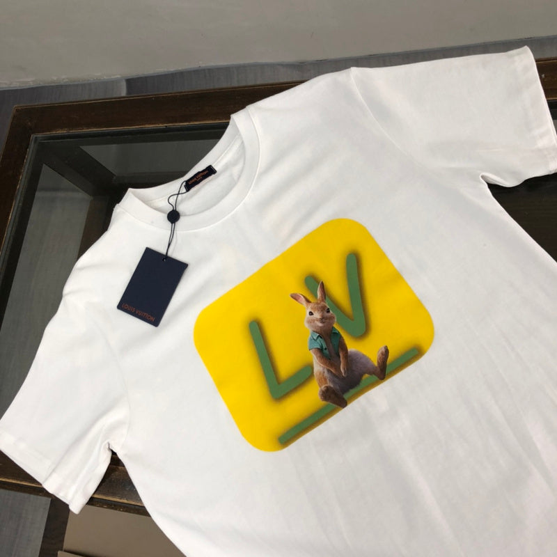 Full styled look of Louis Vuitton cotton t-shirt with everyday silhouette