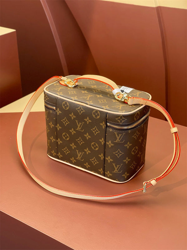  crossbody bag interior and compartment view