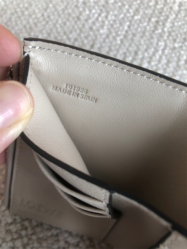 Ziva's Charm handbag – close-up view (Standard Size)