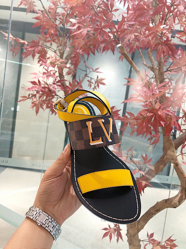 Three-quarter angle view of Louis Vuitton luxury piece style No.065