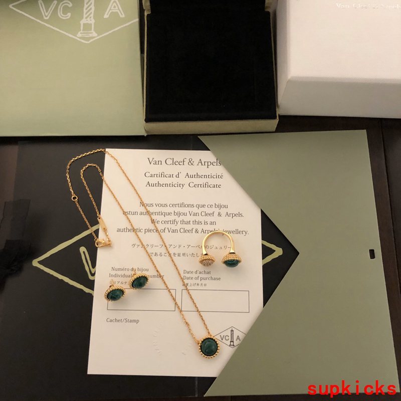 Side view of Van Cleef & Arpels unisex jewelry piece