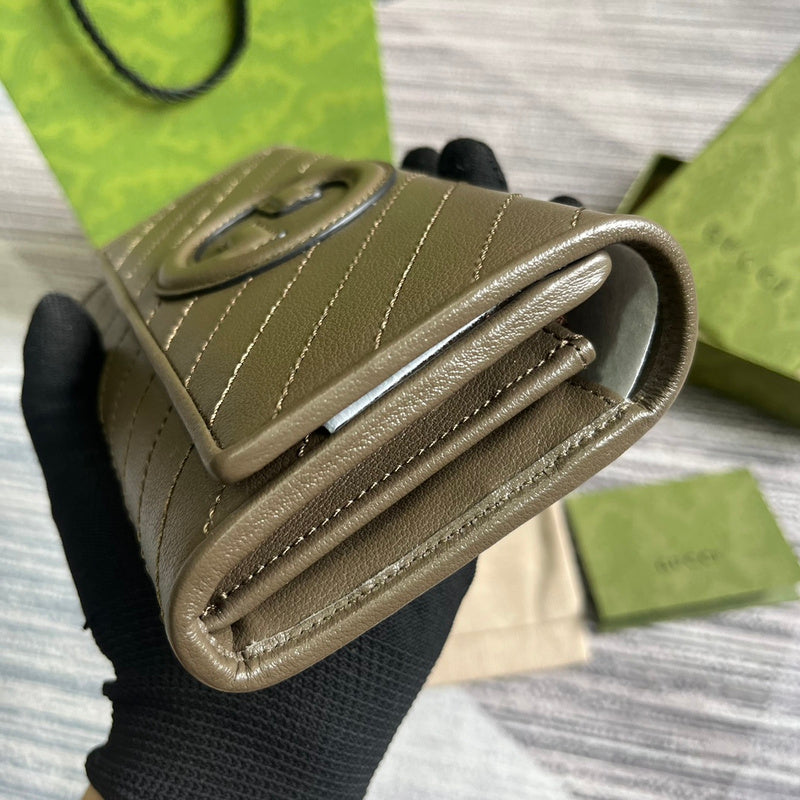 Side profile of polished classic women's handbag – women's designer-style accessory