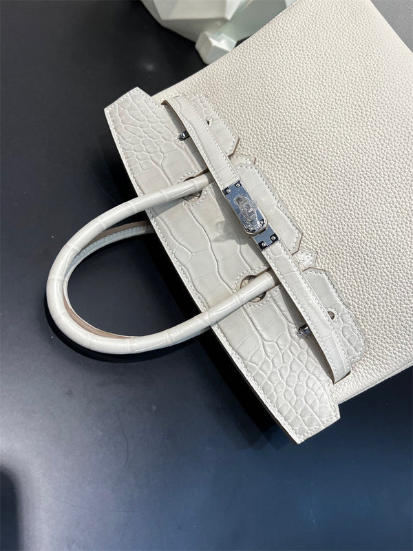  structured bag interior and compartment view 21