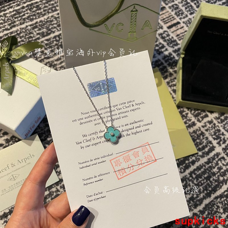 Full view of Van Cleef & Arpels unisex jewelry piece