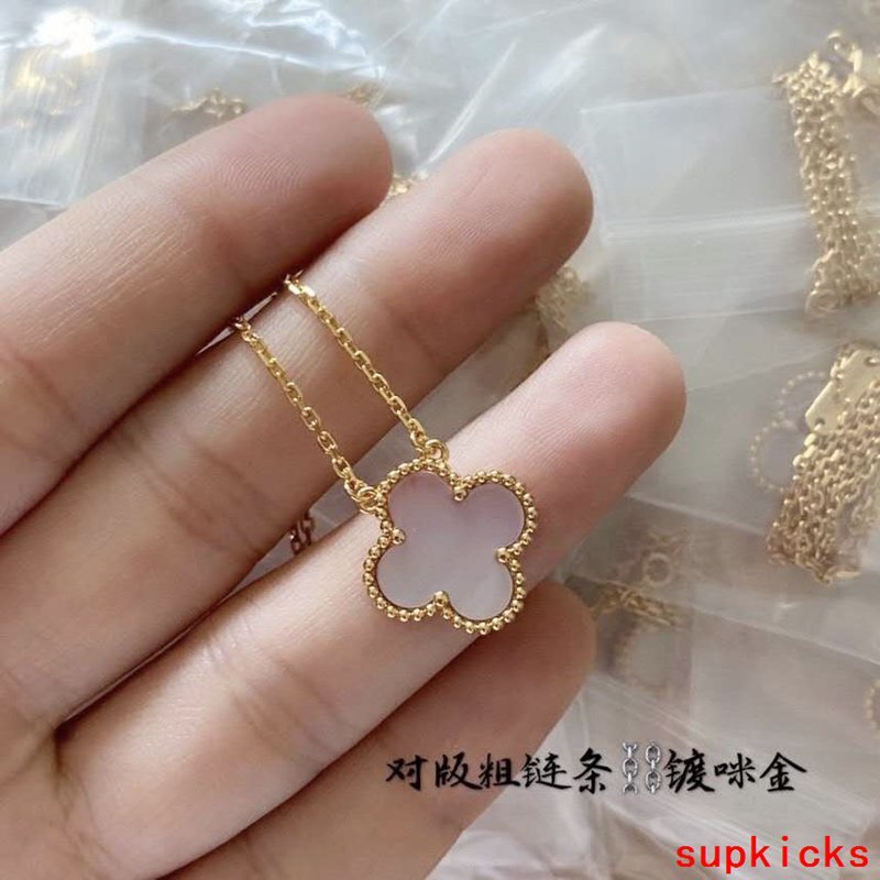 Angled view of Van Cleef & Arpels unisex jewelry piece