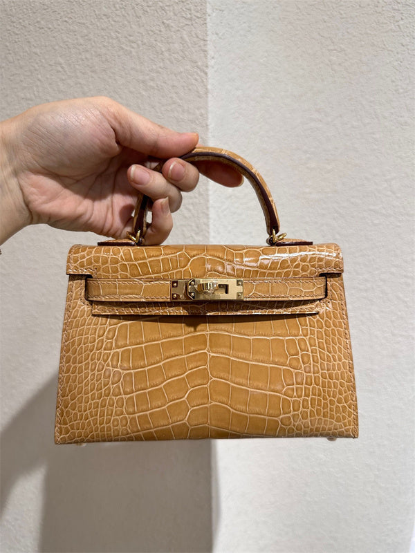  minimalist everyday bag styled with outfit 12