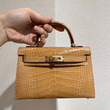  minimalist everyday bag styled with outfit 12