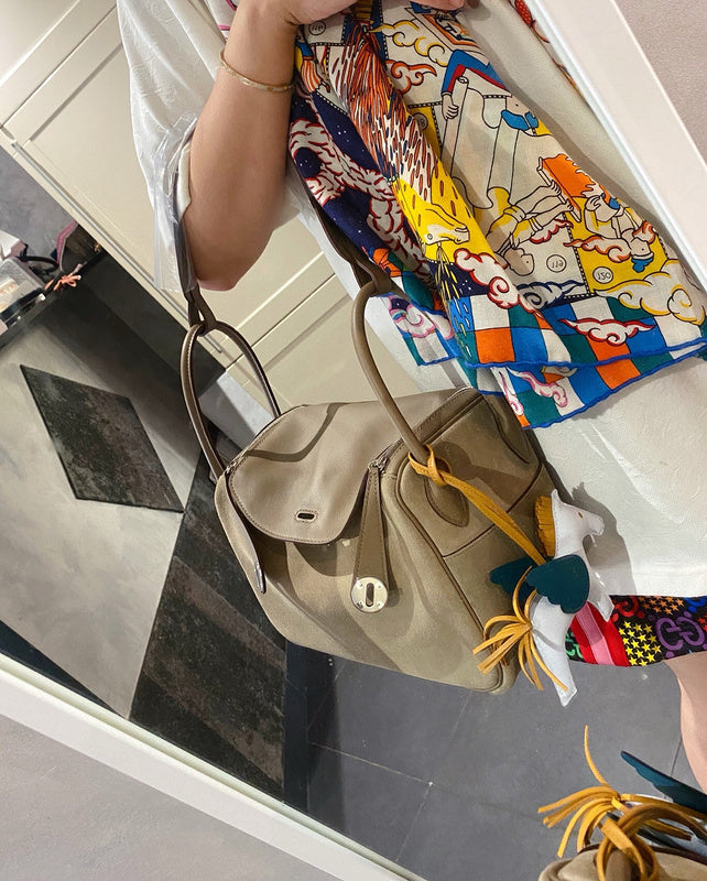 Fluid handbag styled for everyday wear