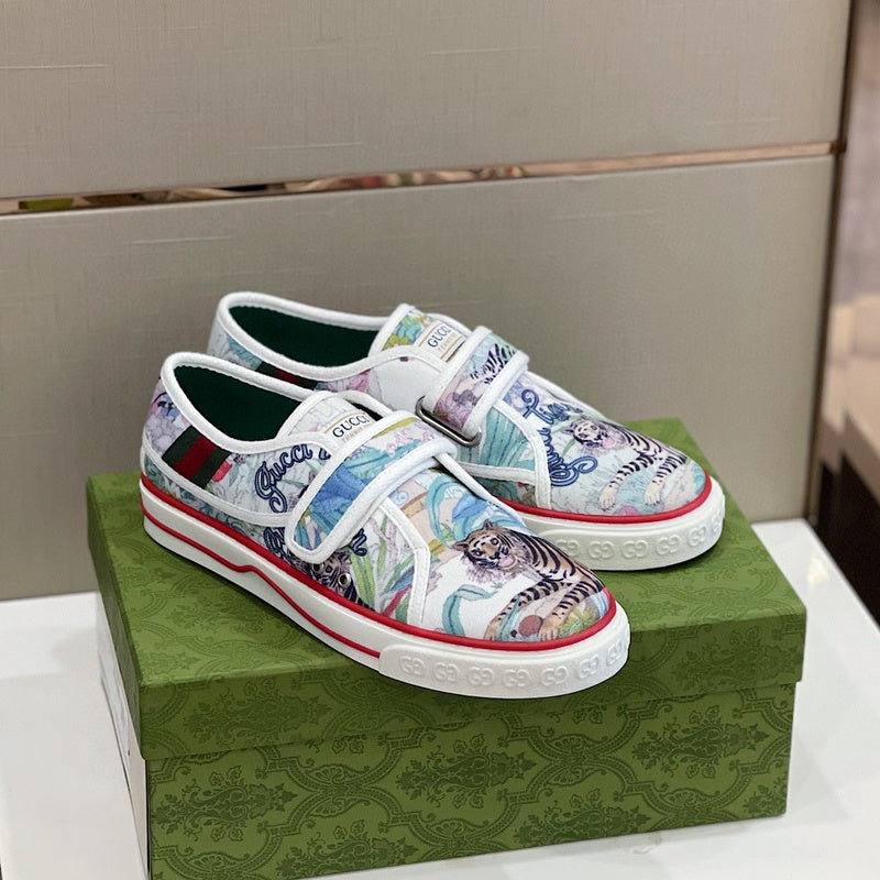 Gucci Streetwear sneakers in neutral cream minimalist modern build front view