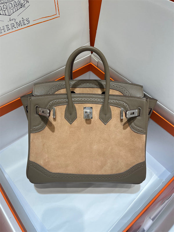  Sophisticated tote bag carried on shoulder