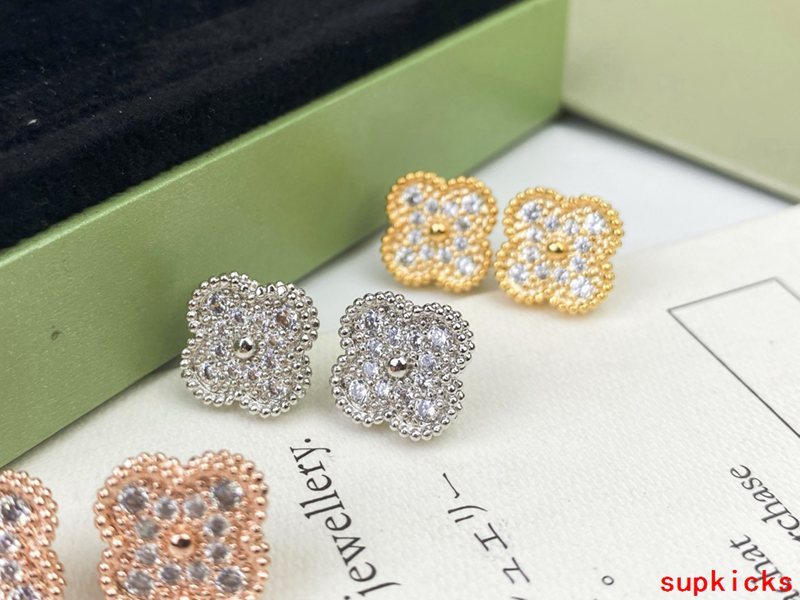 Close-up detail view of Van Cleef & Arpels unisex jewelry piece