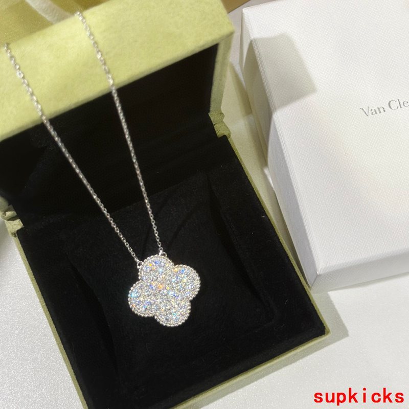 Front view of Van Cleef & Arpels unisex jewelry piece