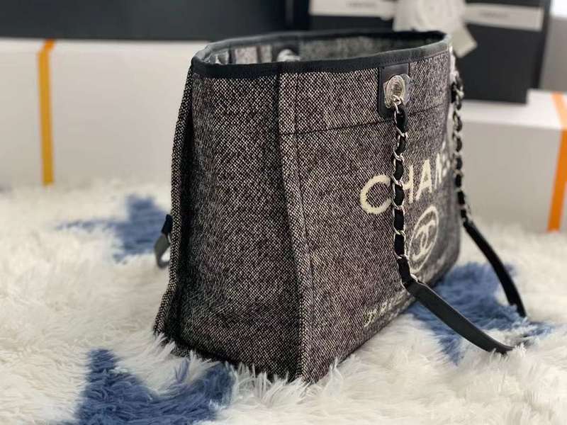 Zivas Charm Understated Luxury Luxury Handbag (Versatile Style Statement) – Close-Up Detail