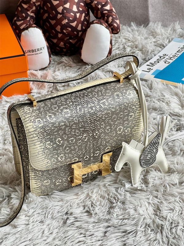  Signature shoulder bag front view 7