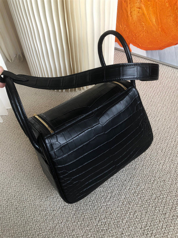  shopper bag interior and compartment view 9