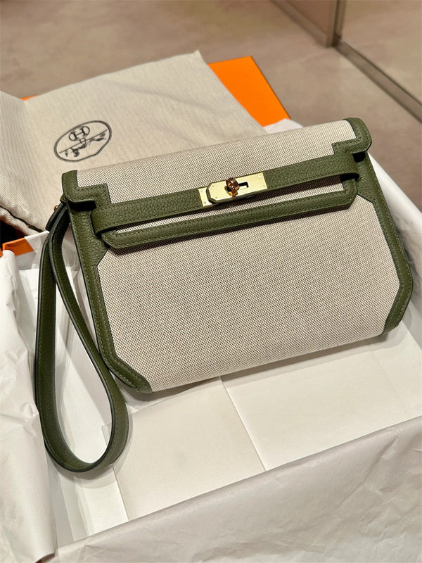  essential carryall bag styled with outfit 12