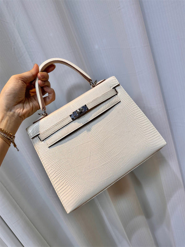  tailored everyday bag detail view showing craftsmanship 8