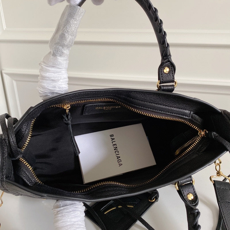 Zivas Charm Contemporary Flair Statement Handbag (Premium Everyday Carry) – Close-Up Detail