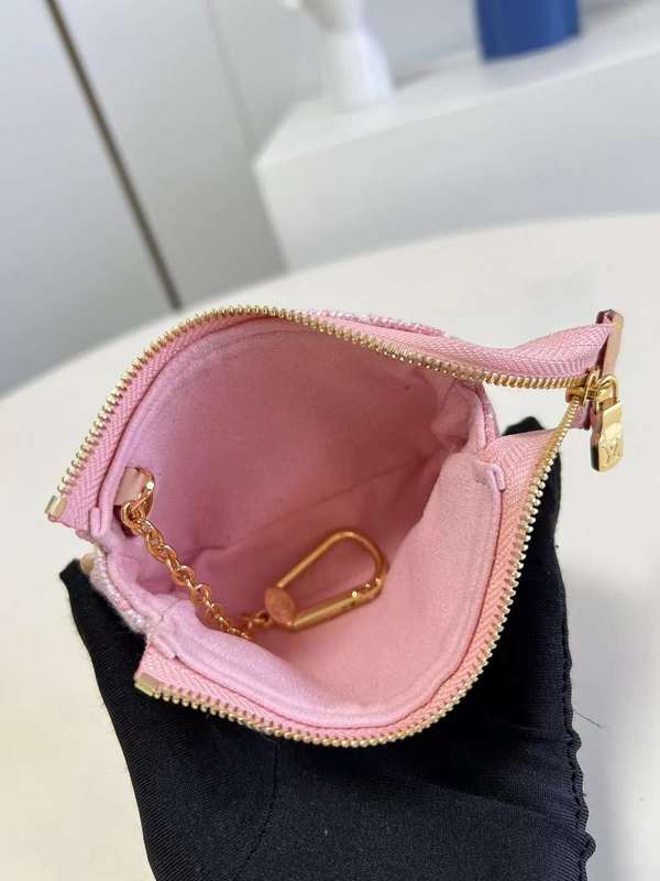 Handle and strap detail of statement chic women's handbag – women's luxury accessory