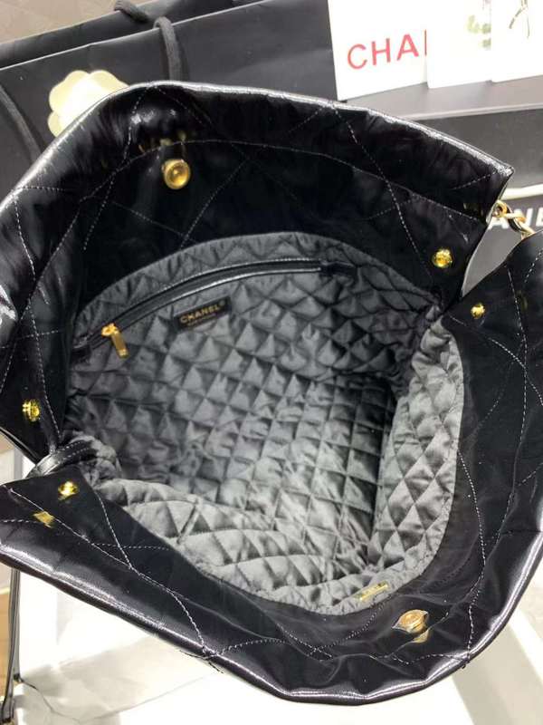 Zivas Charm Elevated Essentials Luxury Handbag (Polished Everyday Piece) – Lifestyle Shot